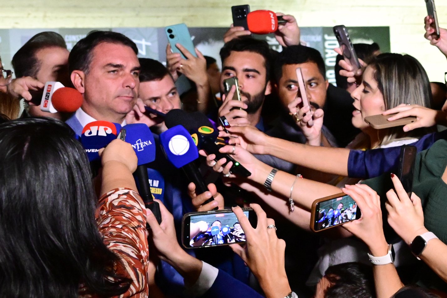 Senador Flávio Bolsonaro (PL-RJ) concede entrevista cercado por jornalistas e microfones