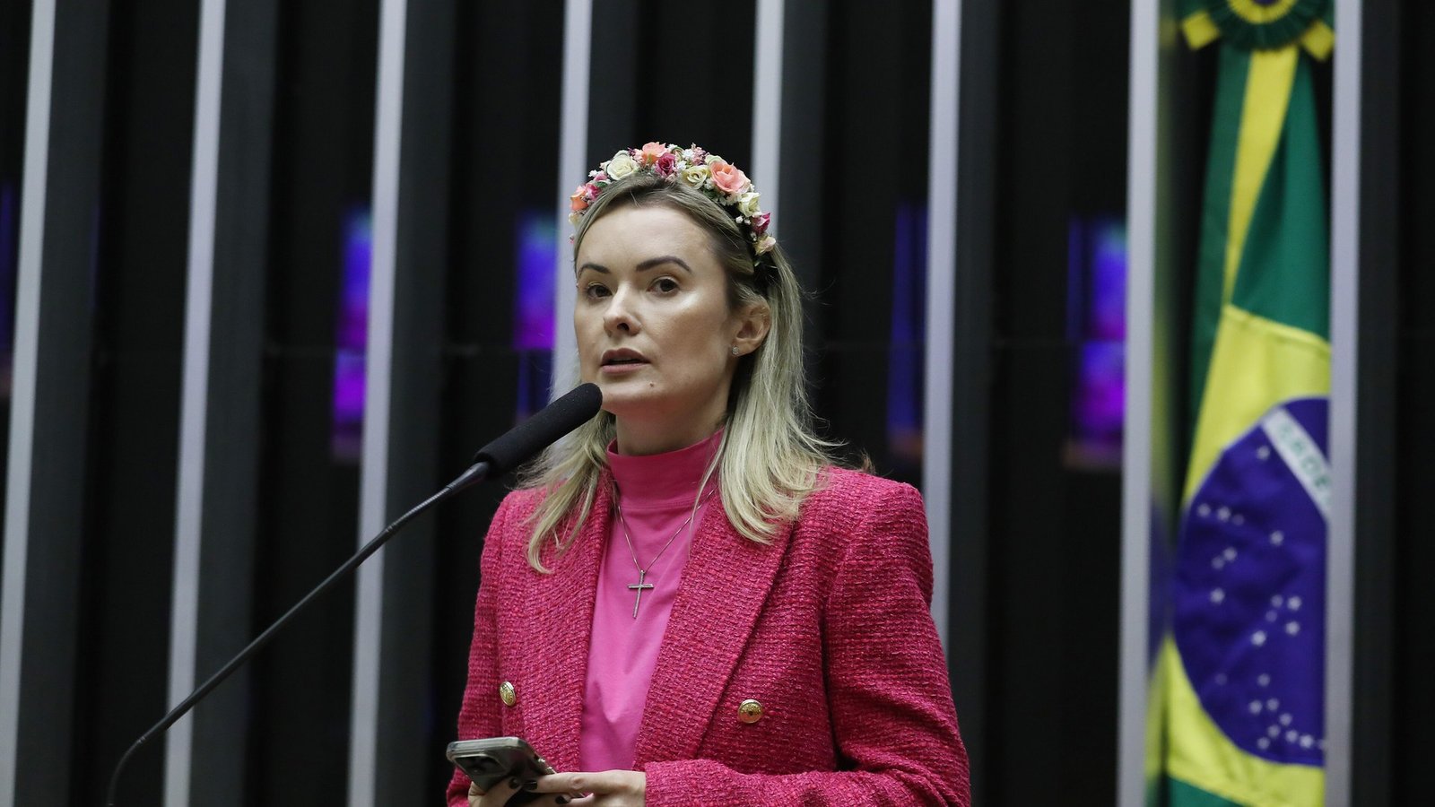 Julia Zanatta discursa no plenário da Câmara dos Deputados