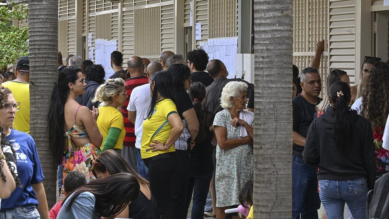 Eleitores em fila na entrada de uma seção eleitoral no primeiro turno de 2026