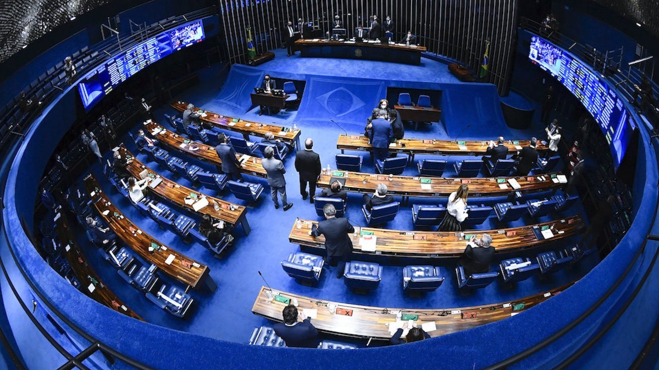 Vista do alto do plenário do Senado Federal, com as bancadas azuis dispostas em semicírculo
