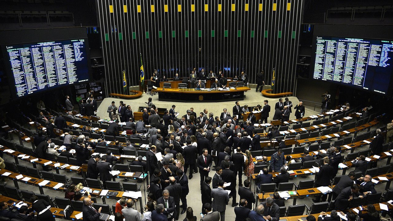 Plenário da Câmara dos Deputados lotado durante sessão, com painéis de votação