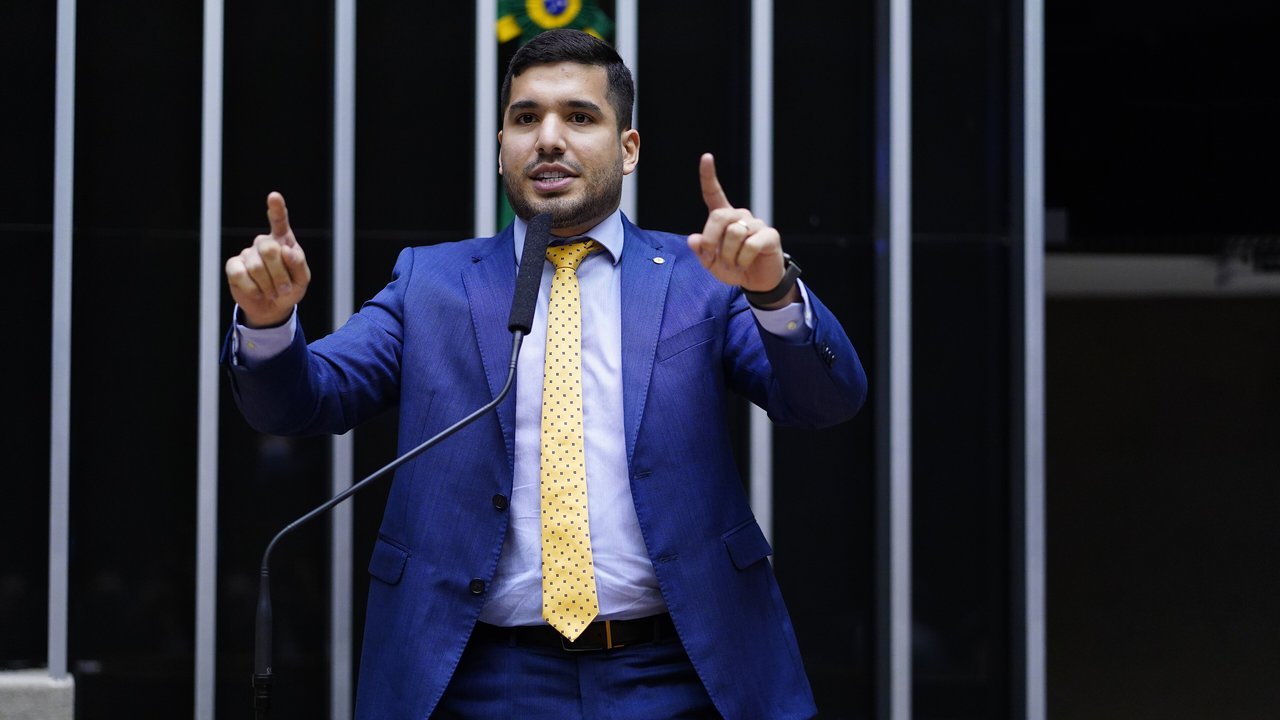 Deputado federal André Fernandes discursa na tribuna da Câmara dos Deputados