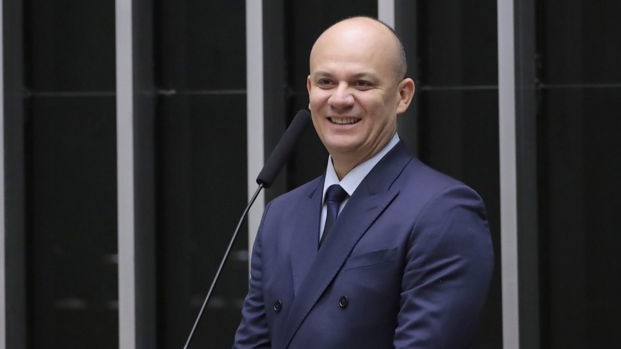 Deputado federal Cabo Gilberto Silva, de terno azul, no plenário da Câmara dos Deputados