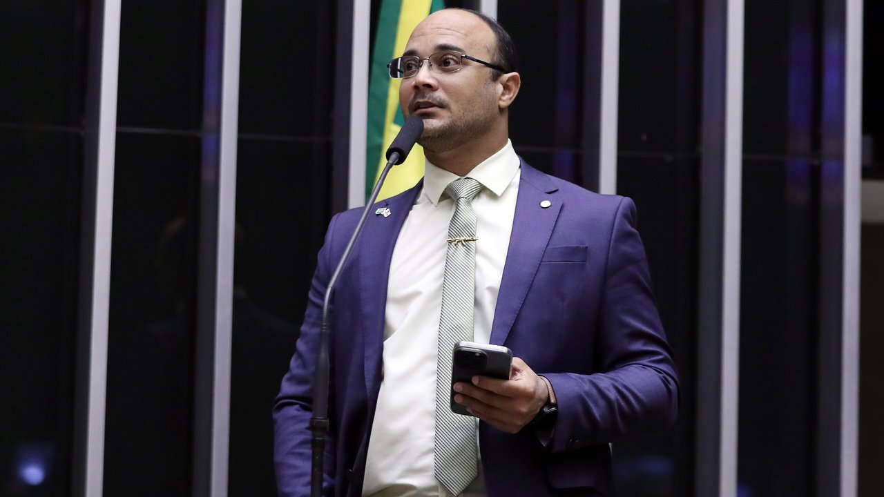 Deputado federal Capitão Alden em pé no plenário da Câmara dos Deputados