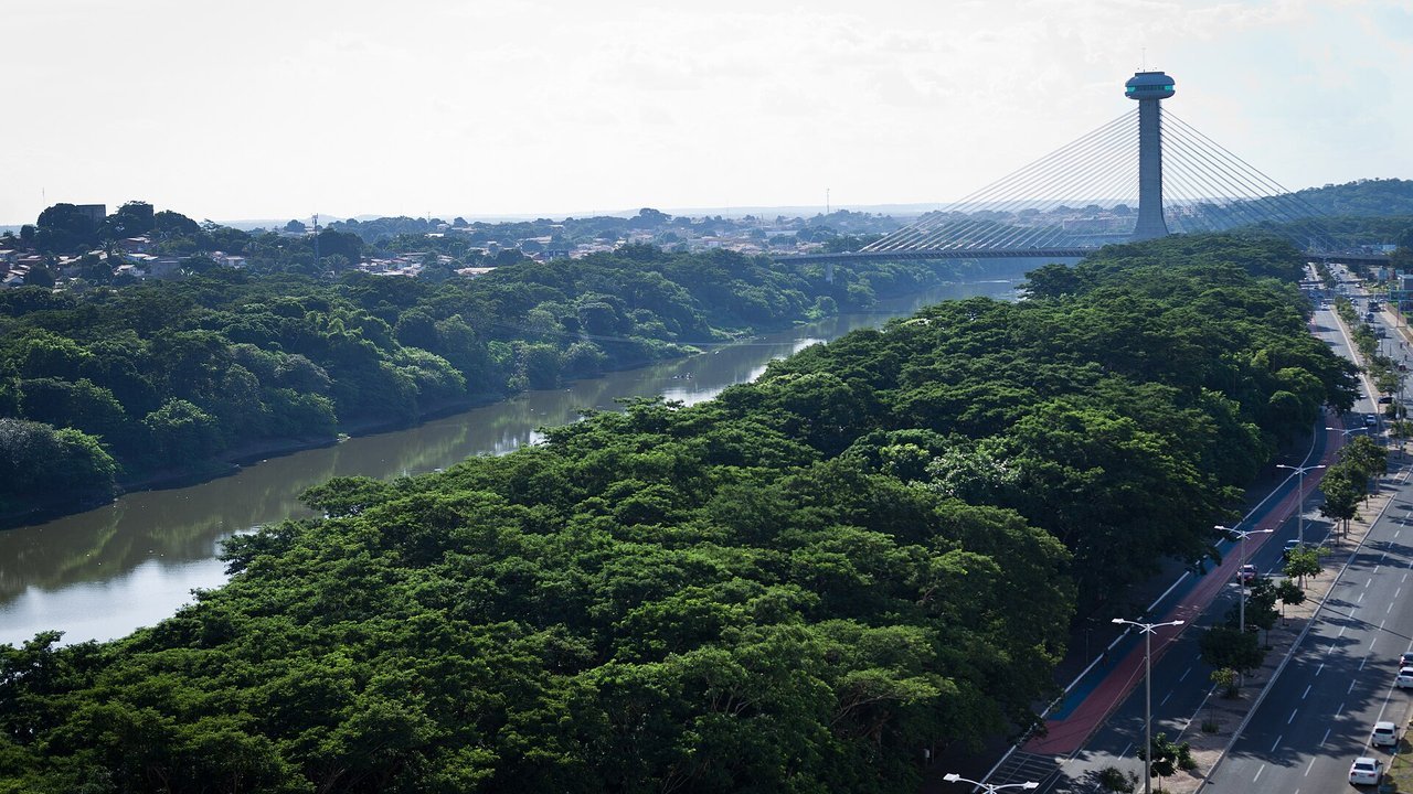 Vista aérea de Teresina, no Piauí, com o rio e a Ponte Estaiada
