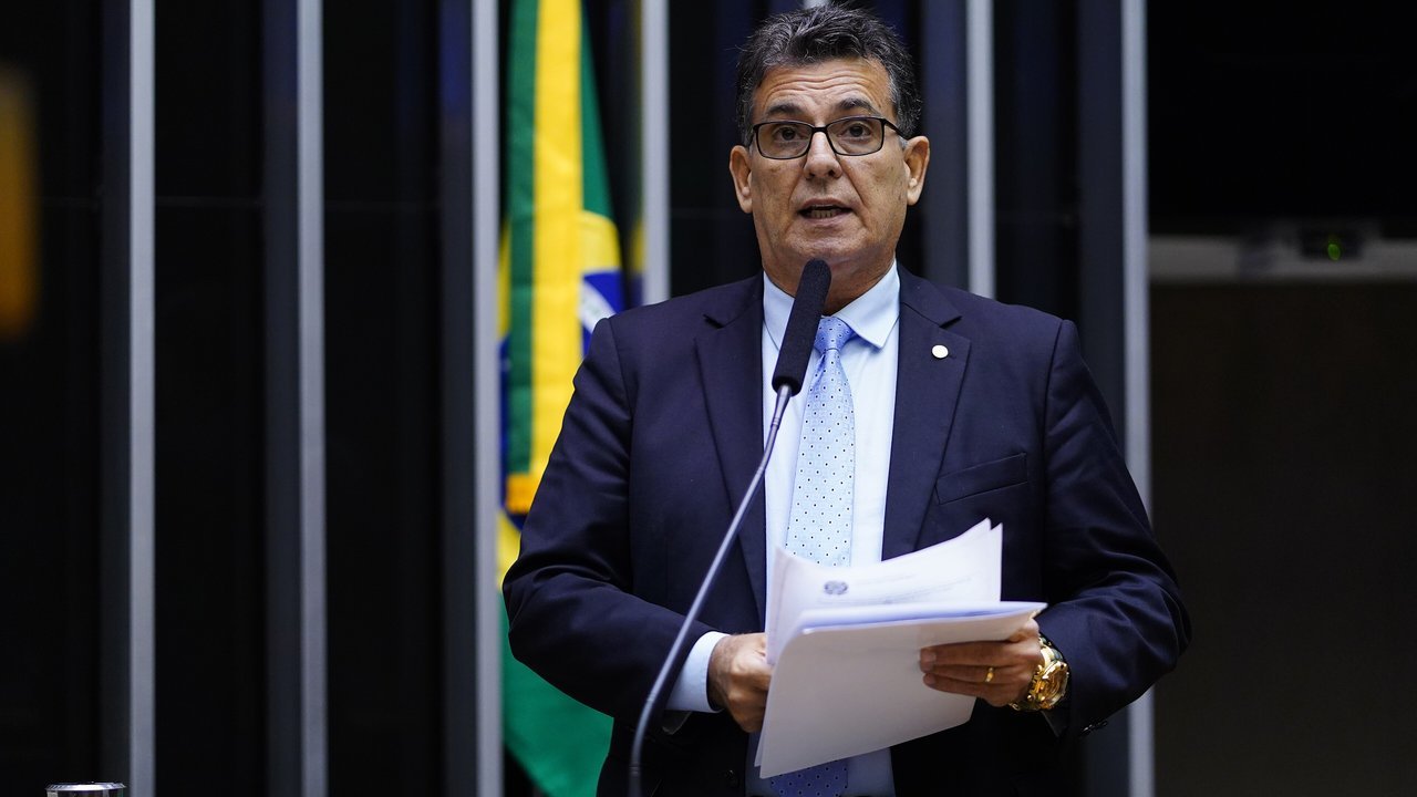 Deputado federal Coronel Meira discursa na tribuna do plenário da Câmara dos Deputados