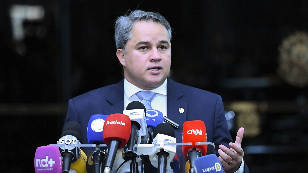 Senador Efraim Filho concede entrevista diante de microfones de emissoras