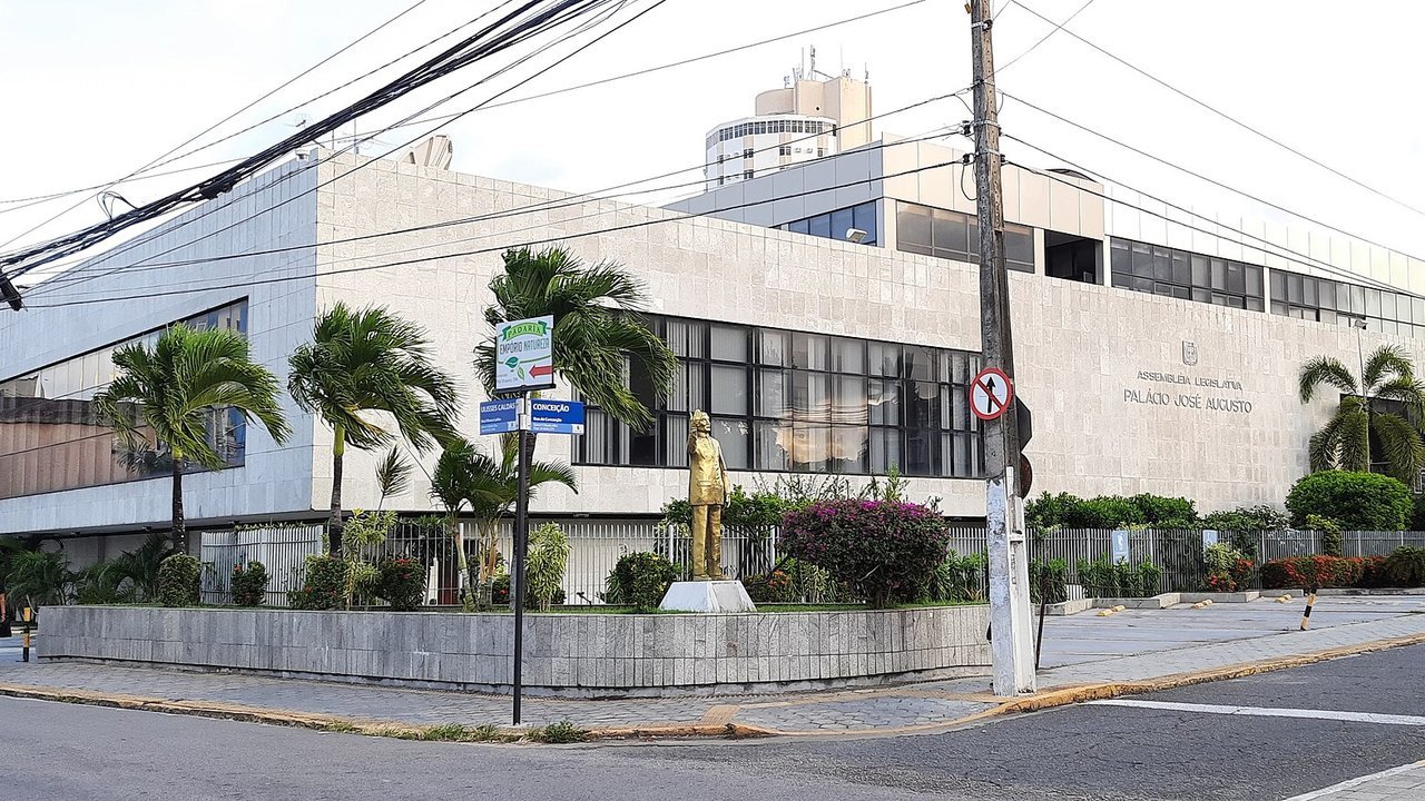 Prédio da Assembleia Legislativa do Rio Grande do Norte, em Natal, numa rua com árvores