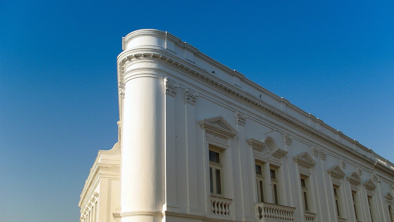 Fachada branca de prédio histórico no centro de São Luís, no Maranhão, sob céu azul