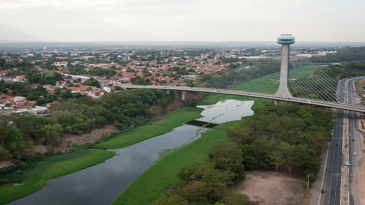 Vista aérea de Teresina, no Piauí, com o rio Poti e a Ponte Estaiada ao fundo