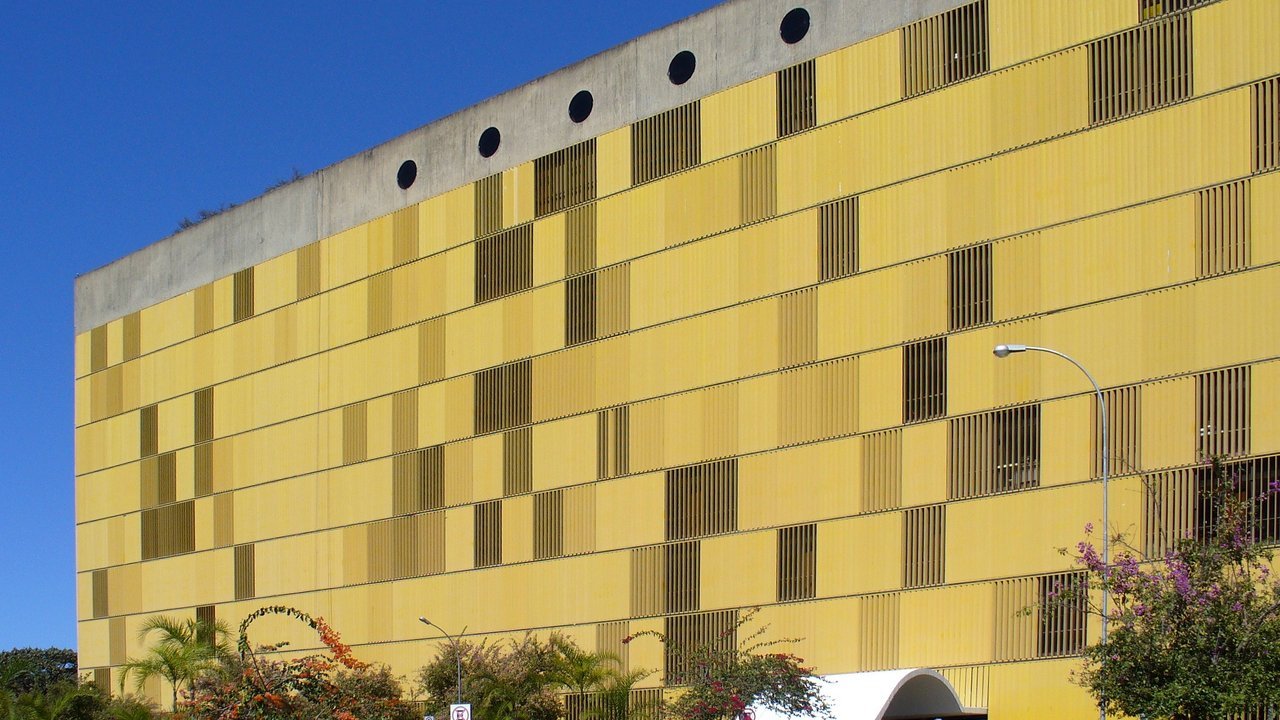Prédio do Anexo IV da Câmara dos Deputados, em Brasília, com fachada amarela