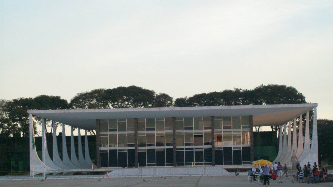 Prédio do Supremo Tribunal Federal visto da Praça dos Três Poderes, em Brasília