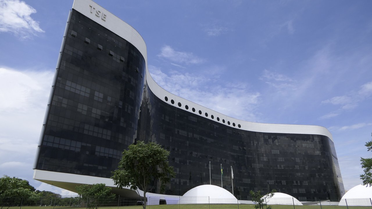 Prédio-sede do Tribunal Superior Eleitoral, em Brasília, sob céu azul