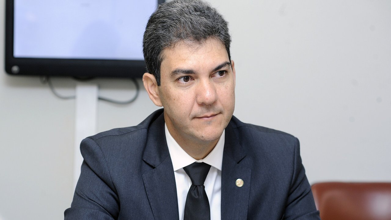 Eduardo Braide, de terno escuro, sentado durante reunião de comissão na Câmara dos Deputados