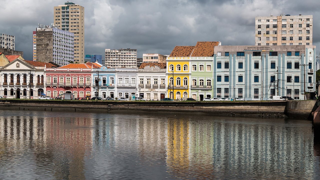 Casario colorido da Rua da Aurora refletido no rio Capibaribe, no Recife