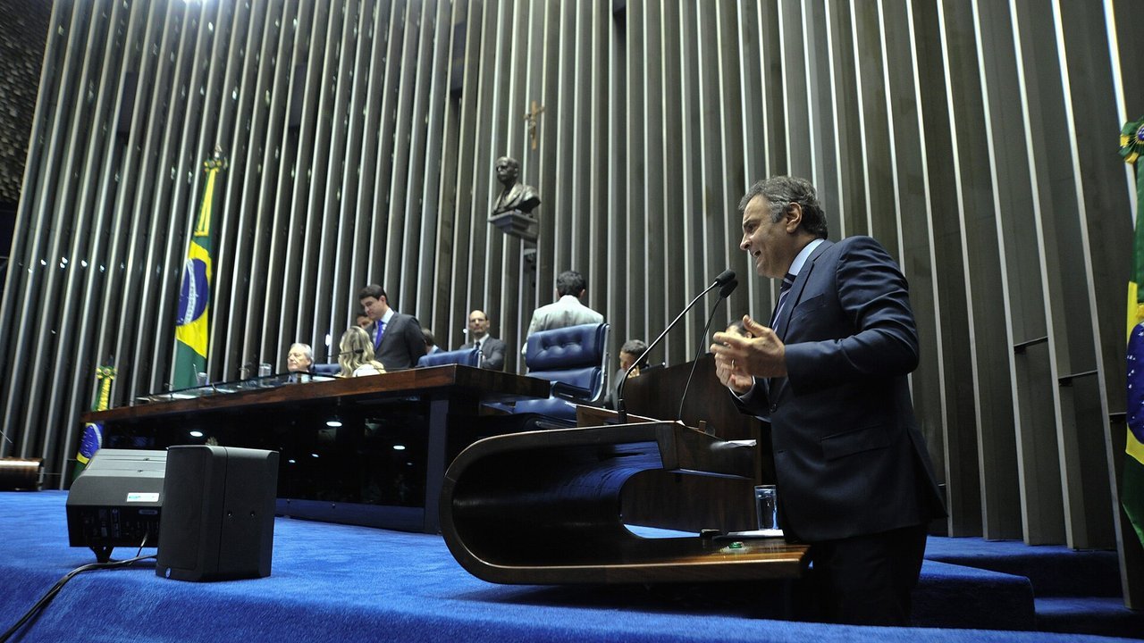 Plenário do Senado Federal visto de lado durante sessão, com orador ao fundo