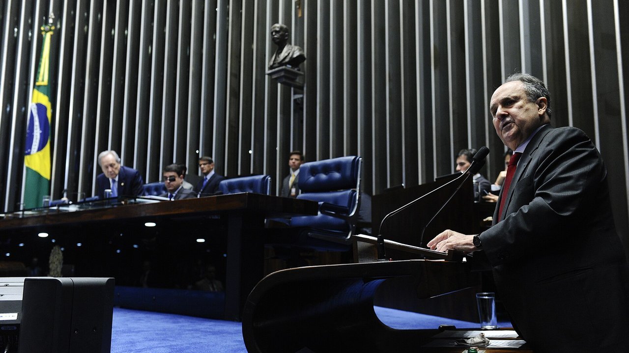 Plenário do Senado Federal durante sessão deliberativa, com senador na tribuna