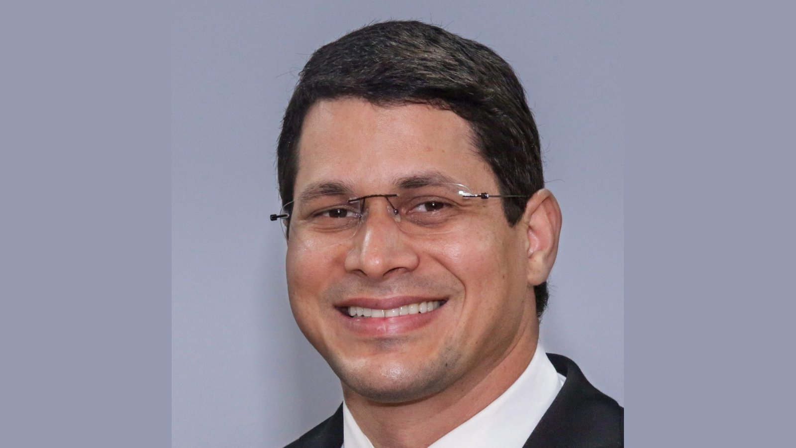 Pastor Júnior Tércio em retrato oficial da Alepe