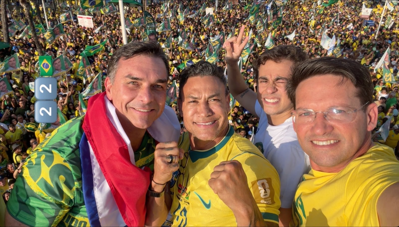 Popó Freitas com Flávio Bolsonaro, Nikolas Ferreira e João Roma no Bloquinho do 22 em Salvador